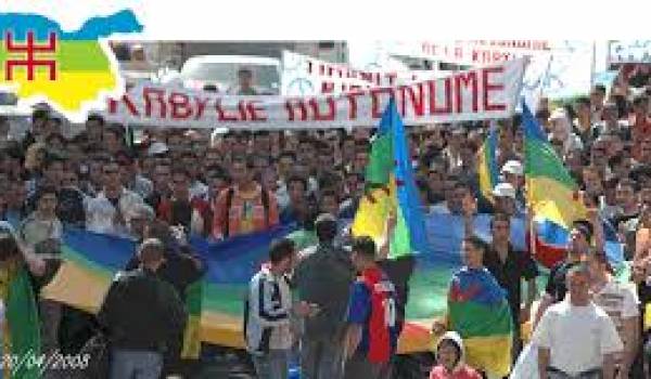 Des militants manifestent pour l'autonomie de la Kabylie