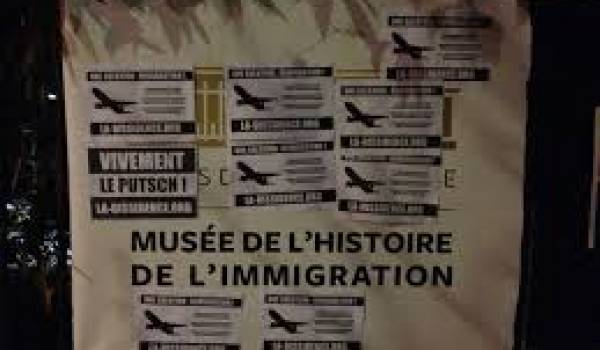 Les messages que cette organisation de l'extrême droite a inscrit sur les murs du Musée.