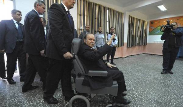 Abdelaziz Bouteflika travaille avec sa tête pas avec ses pieds, dixit un ministre.