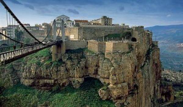 Constantine érigée par le pouvoir contre l'histoire capitale arabe.