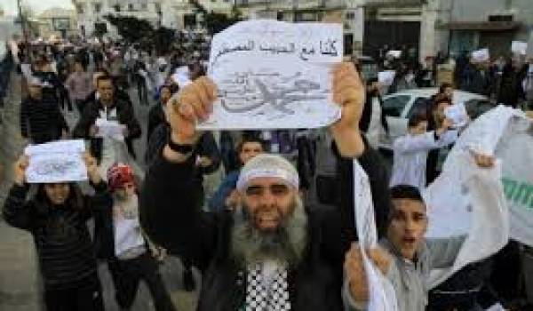 Des islamistes ont été chargés d'organiser une conférence pour promouvoir le voile islamique à Azzefoune.