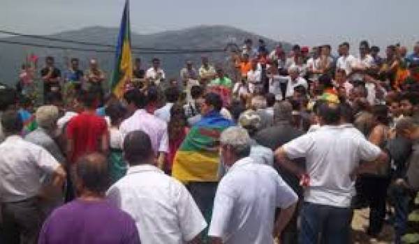 Des cadres du Mouvement pour l'autonomie de la Kabylie arrêtés par la police.