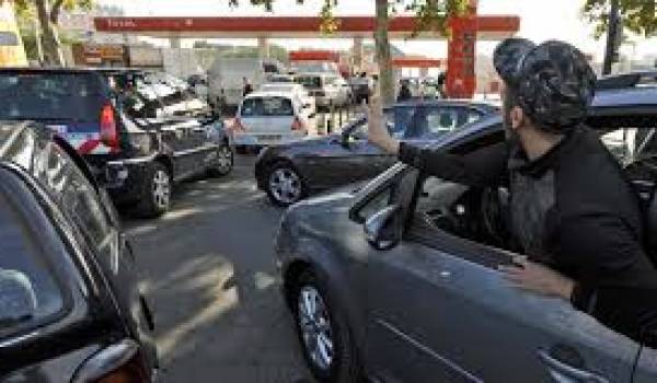 Ruée sur des stations service sans carburant.