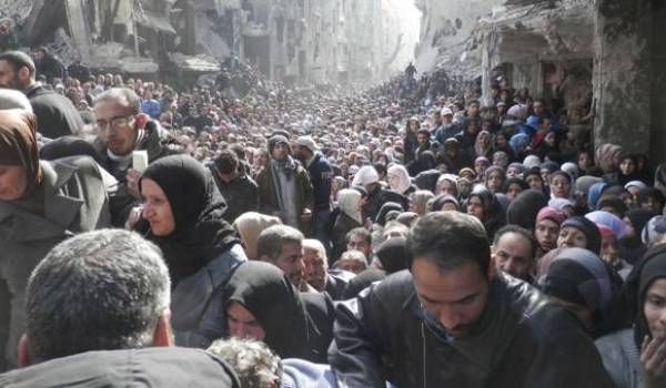 Une photo de la foule attendant la distribution de nourriture à Yarmouk, le 31 janvier