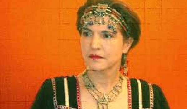 Nora Ath Vrahim est une chanteuse qui nous vient de cette tradition kabyle de l'"Ourar".