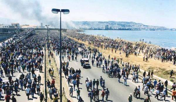 Des manifestants kabyles à Alger le 14 juin 2001.