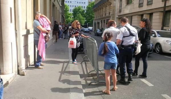 Des policiers devant le consulat avec la jeune Algérienne victime de l'agression.