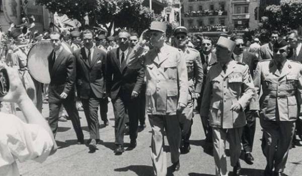 De Gaulle avec les militaires qui tiennent le pouvoir à Alger.