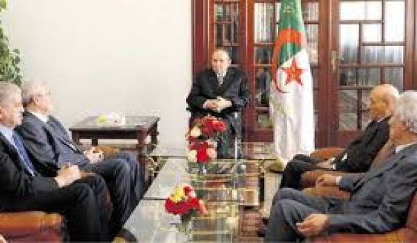 Bouteflika recevant ses plus proches hommes de pouvoir.