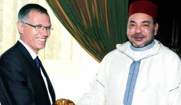 Le roi du Maroc, Mohammed VI, et le président du directoire de PSA, Carlos Tavares.