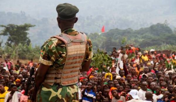 Un soldat burundi pendant un meeting du président Nkurunziza.