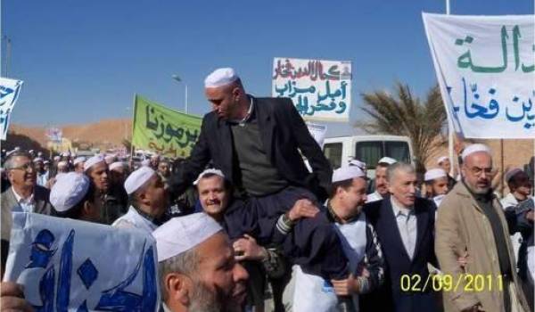 Kameleddine Fekhar avec des Mozabites au cours d'une marche de protestation.