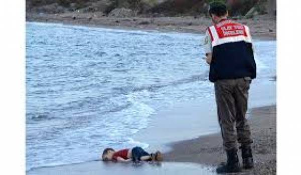 Aylan Kurdi mort sur une plage d'une Europe fermée aux drames de la guerre.