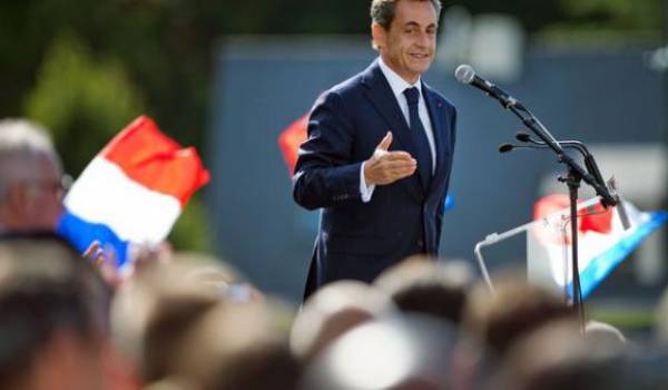 Nicolas Sarkozy joue avec le feu et veut concurrencer le FN sur l'immigration.