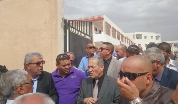 Wali, secrétaire général de la wilaya, le maire et quelques cadres de wilaya en déplacement sur le terrain