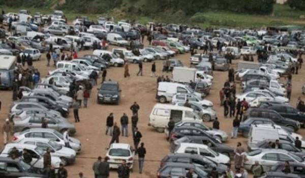 Un marché informel de voitures s'est imposé aux habitants des Castors à Oran.