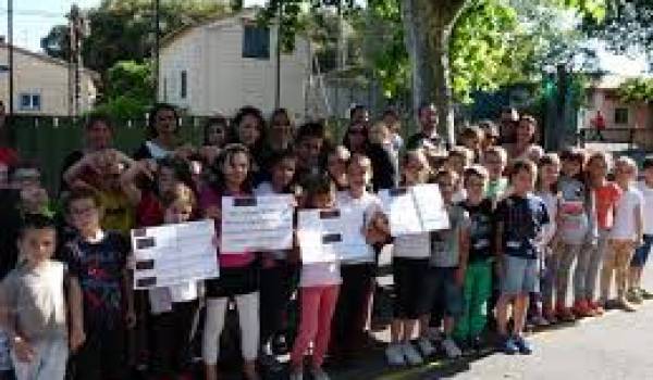 Lycéens et collégiens protestent contre l'absence d'établissements scolaires dans leur localité.