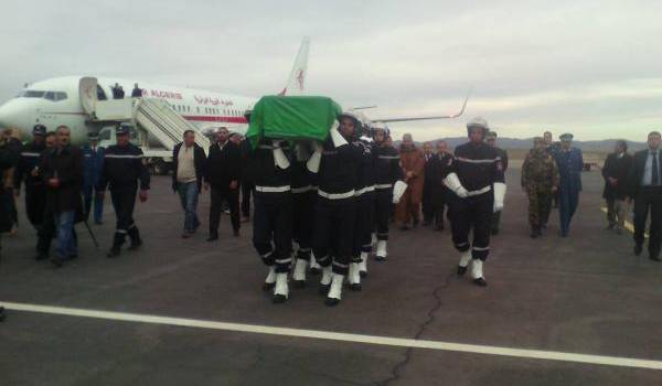 La dépouille de Djalal-Edine Sebâa à son arrivée à l'aéroport de Batna.