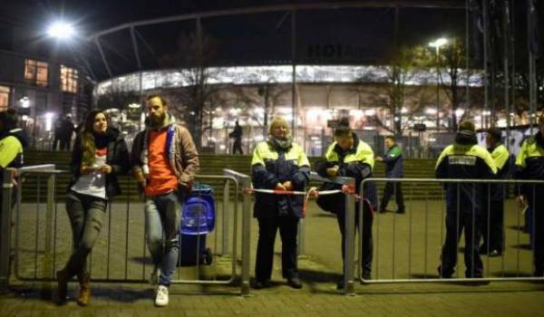 Le match a été annulé et le stade évacué.