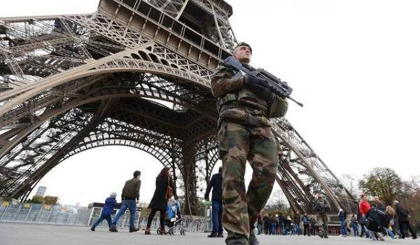 Paris cherche la parade pour faire face au terrorisme qui s'est invité chez lui.