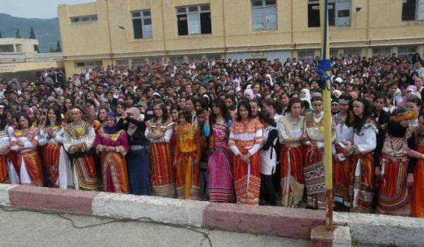 Manifestations de femmes kabyles suite à l'interdiction décidée par un directeur aux filles de porter leur robe kabyle.