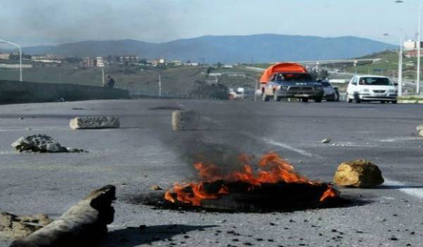 Les routes de plusieurs axes routiers menant à Batna sont coupées.