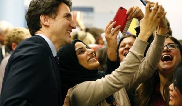 Justin Trudeau, le premier ministre canadien qui se fait photographier avec une réfugiée.