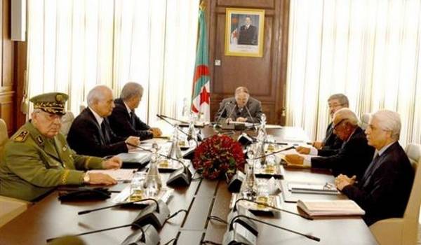 Le conseil restreint présidé par Bouteflika.