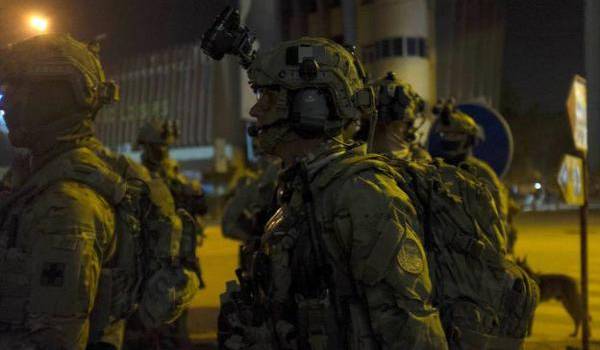 Les forces de sécurité française appuyent l'armée du Burkina autour de l'hôtel. Photo Reuters.