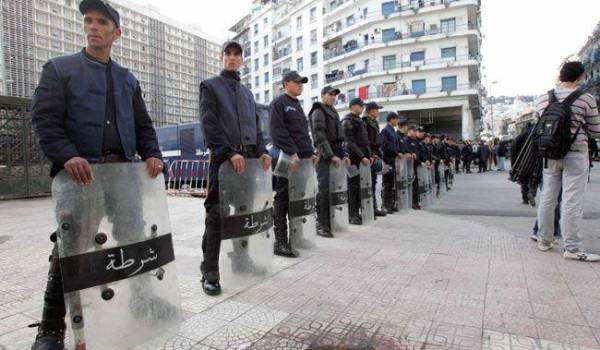 Une escouade de policiers a empêché les syndicaliste et militants des droits de l'homme de se réunir à Alger.