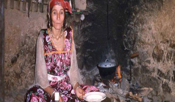 Femme chaouie près d'Ilmes, photo : Claude Cornu 