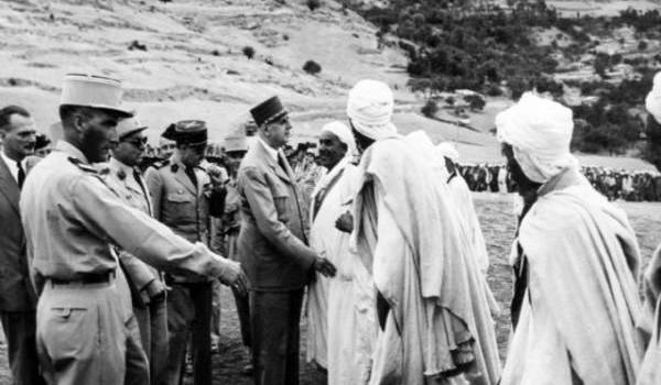 Le Général De Gaulle au cours de l'une de ses visites en Algérie.