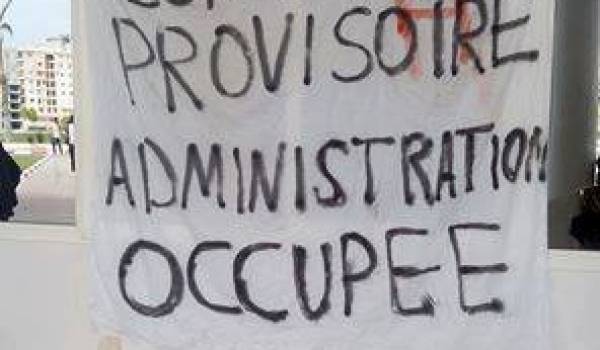 Les étudiants occupent le campus de l'université en signe de protestation.