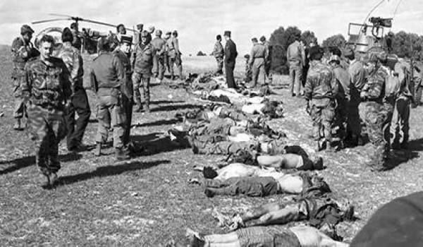 Des victimes de exactions de l'armée française exposées devant la population.