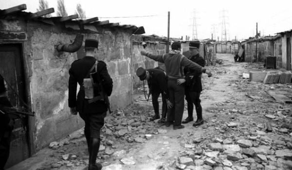 L'immigration algérienne a une longue histoire de lutte pour sa liberté. Ici contrôle policier dans un bidonville d'Algériens en France.