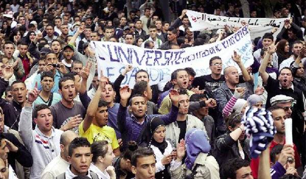 Bouteflika demande aux étudiants de l'aider à sortir l'Algérie de la dépendance au pétrole !!!. Crédit photo : Louiza/Liberté