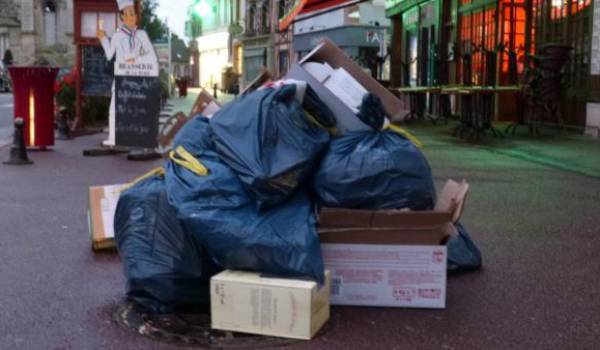 Grève oblige, les rues ne sont pas nettoyées.