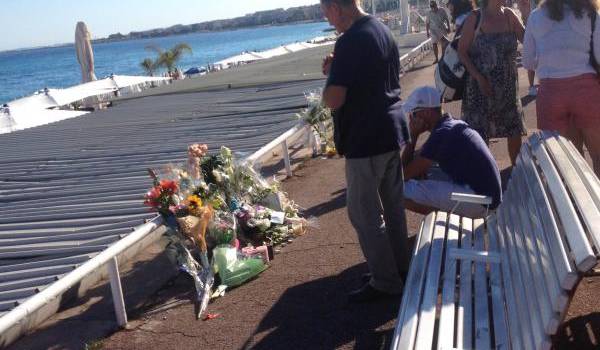 Recueillement sur la promenade des Anglais à Nice. Photo Mounir Outemzabt.