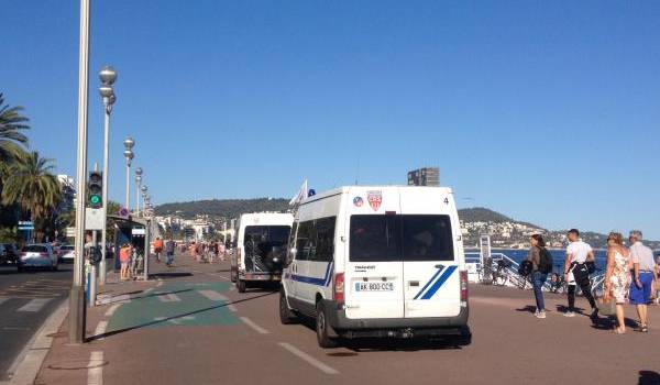 La police patrouille à Nice au lendemain de l'attaque