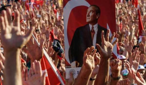 Le portrait de Kamal Ataturk brandit par les manifestants.