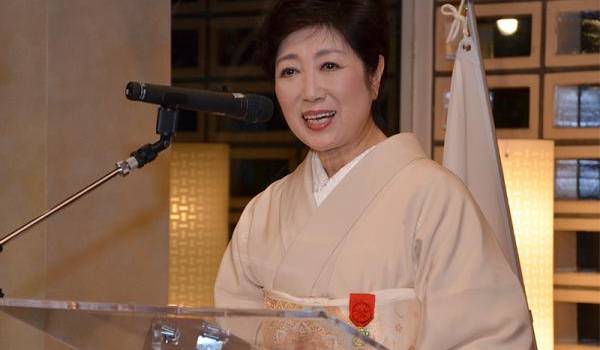 Elue pour quatre ans, Mme Koike, 64 ans, ex-ministre de l'Environnement puis de la Défense