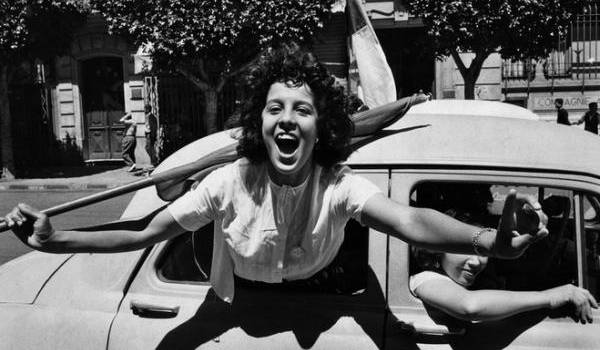 Marc Riboud a fait un formidable reportage photo sur les premiers jours de l'indépendance algérienne. Photo de Marc Riboud.