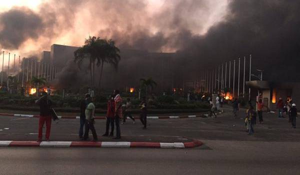Les manifestants en colère après les résultats de la présidentielle ont incendié l'Assemblée à Libreville.