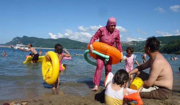 L'interdiction du burkini fait jaser en France et à l'étranger.