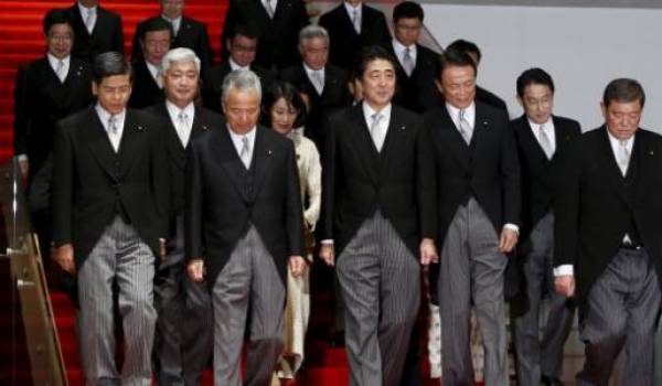Le premier ministre japonais Shinzo Abe octobre 2015 aux cotes de son gouvernement fraichement remanie