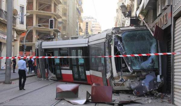 Photo-El Watan  Une rame en panne qui a déraillé lors de son remorquage