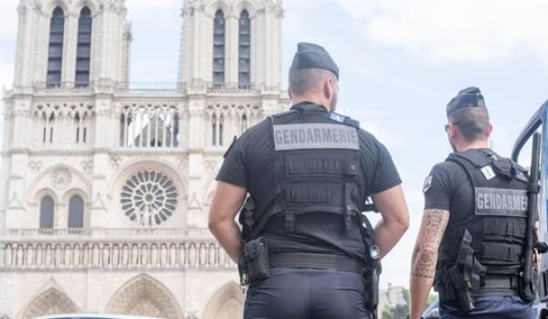 La voiture a été découverte près de Notre Dame, un lieu touristique très fréquenté à Paris.