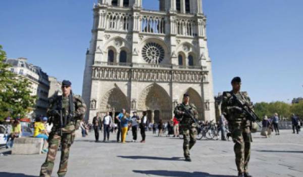 Une patrouille près de Notre Dame