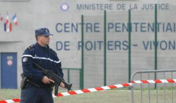 Mutinerie dans une prison française : des blessés et un bâtiment incendié