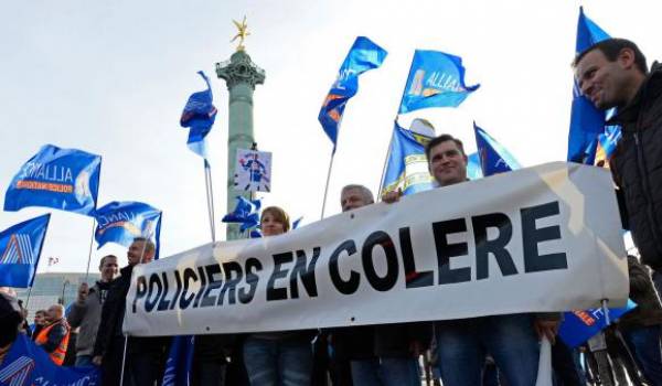 Des policiers manifestent à Paris. Photo AFP